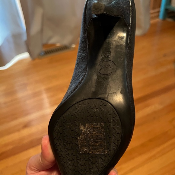 Micheal Kors black pumps. Size 6 - Picture 3 of 4